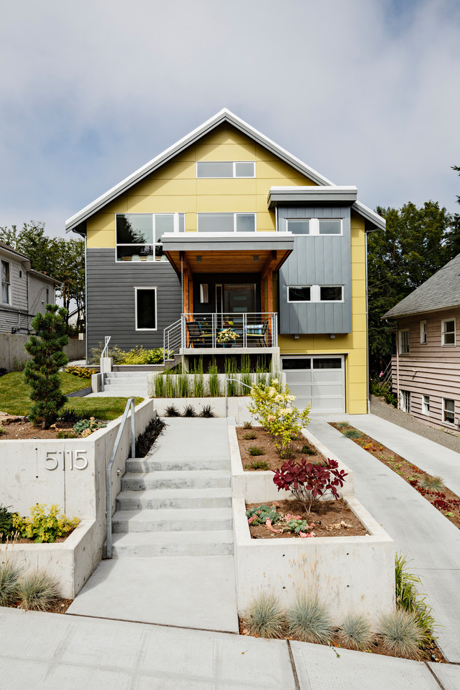 Идея дизайна: желтый дом в современном стиле с двускатной крышей