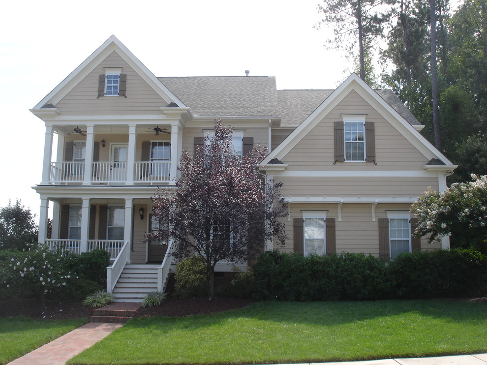 Idee per la facciata di una casa grande beige american style a due piani con rivestimento in legno