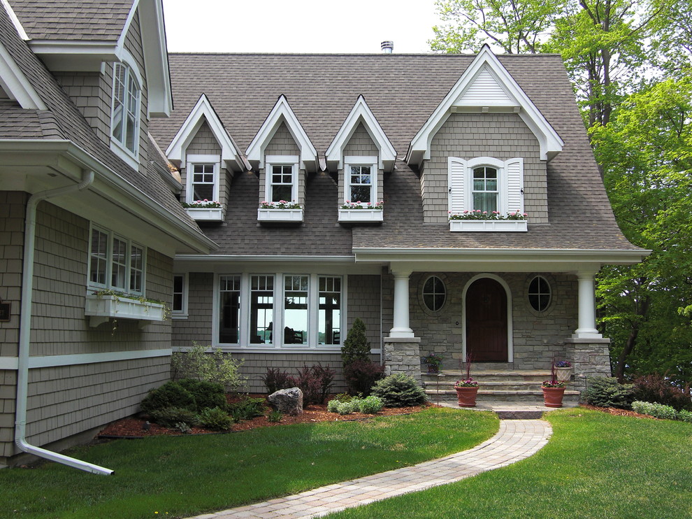 На фото: серый дом в классическом стиле