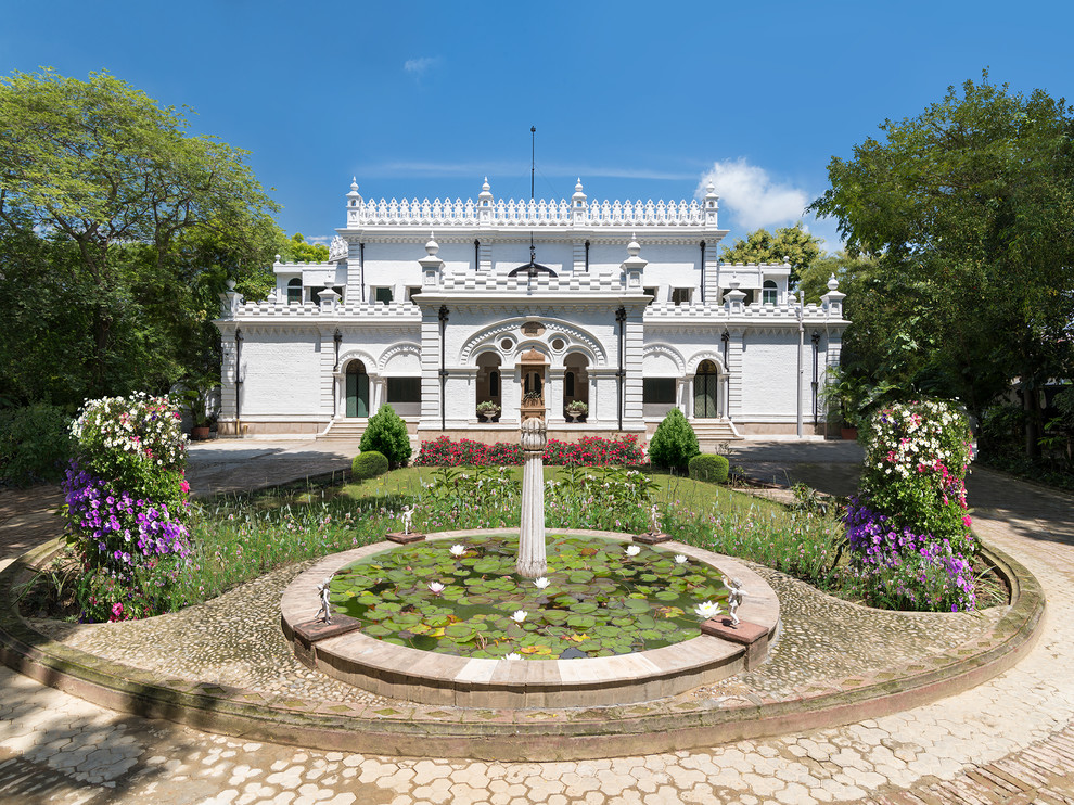 Modelo de fachada de casa blanca, asiática, grande, con revestimiento de piedra y tejado plano