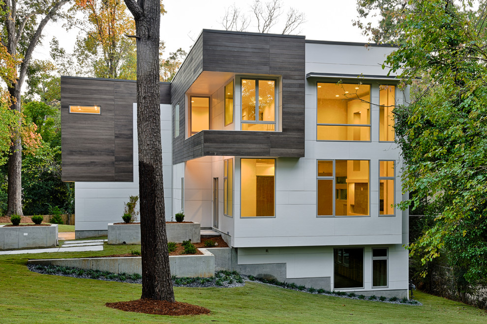 Großes, Zweistöckiges Modernes Einfamilienhaus mit Mix-Fassade, weißer Fassadenfarbe und Flachdach in Atlanta