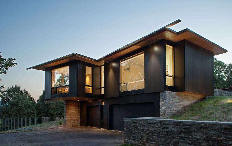 Источник вдохновения для домашнего уюта: двухэтажный, деревянный, черный частный загородный дом в стиле модернизм с односкатной крышей