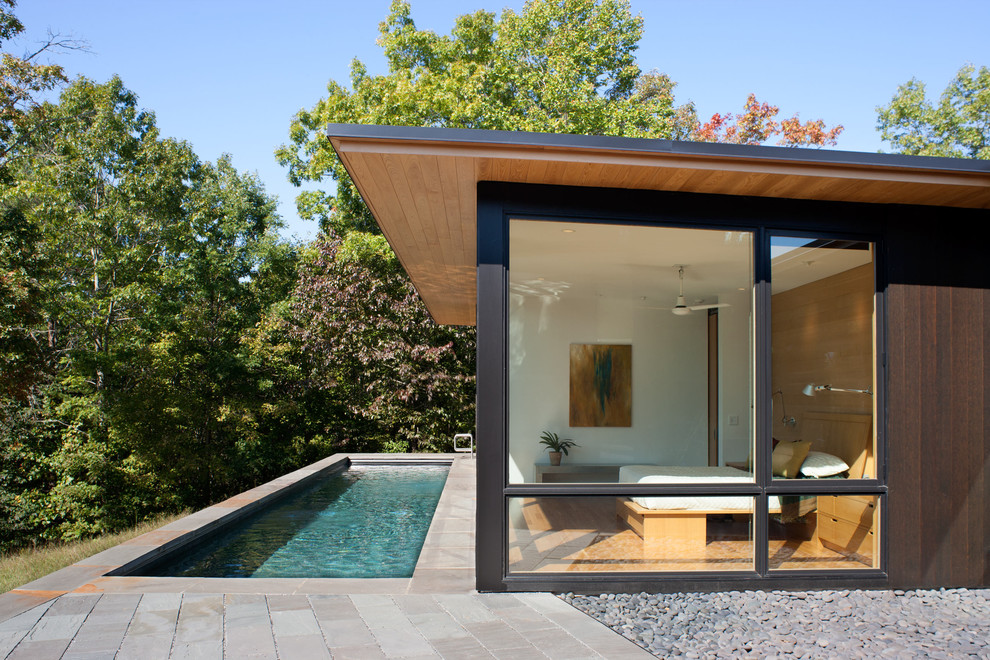 Diseño de fachada de casa moderna de una planta con revestimiento de madera y tejado de un solo tendido