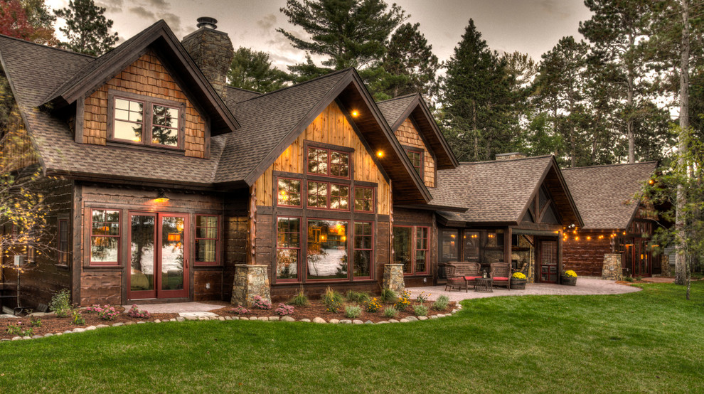 Ispirazione per la facciata di una casa marrone rustica con rivestimento in legno e abbinamento di colori