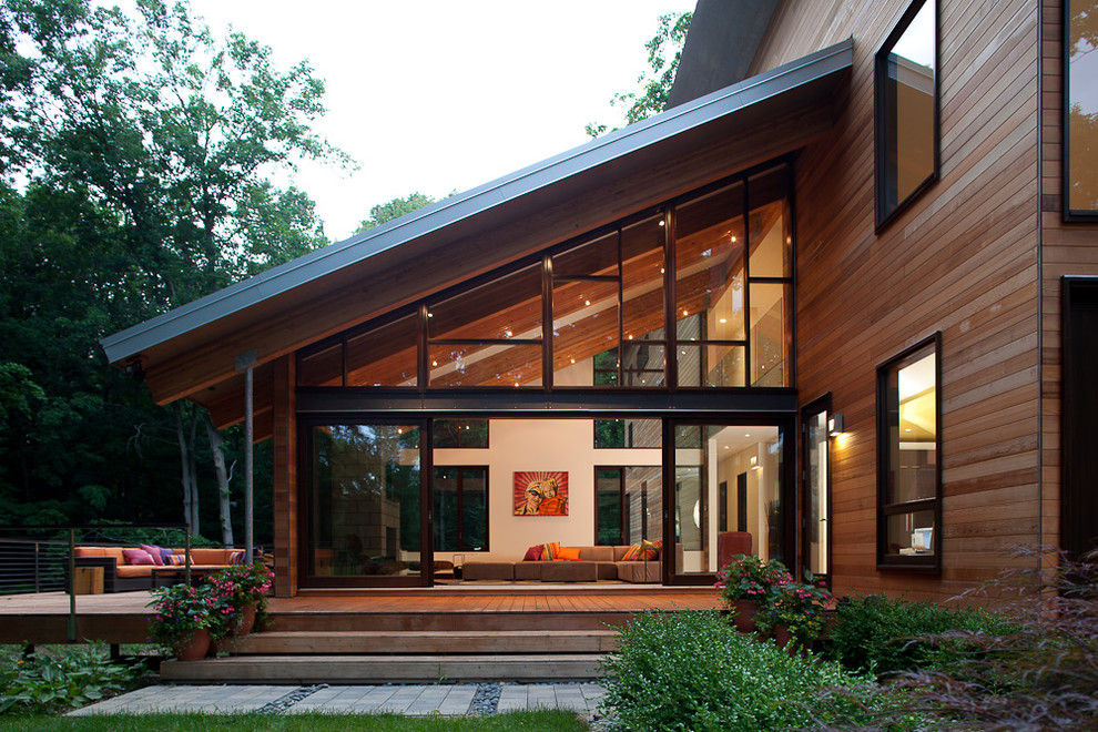 Diseño de fachada actual con revestimiento de madera y tejado de un solo tendido