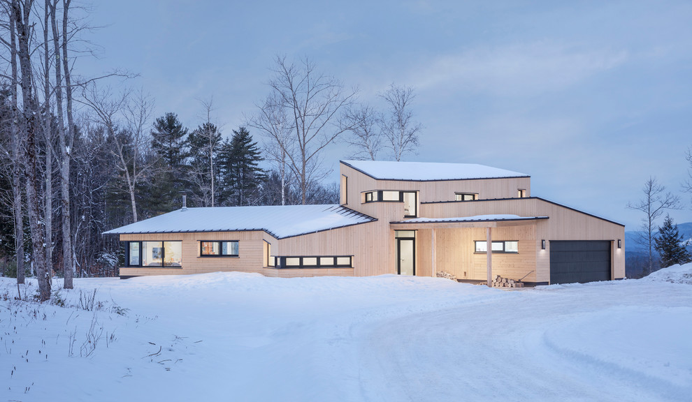 Kleines, Zweistöckiges Modernes Haus mit brauner Fassadenfarbe, Pultdach und Blechdach in Portland Maine