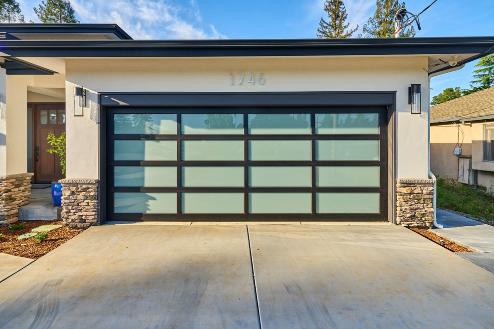 Стильный дизайн: гараж среднего размера в современном стиле - последний тренд