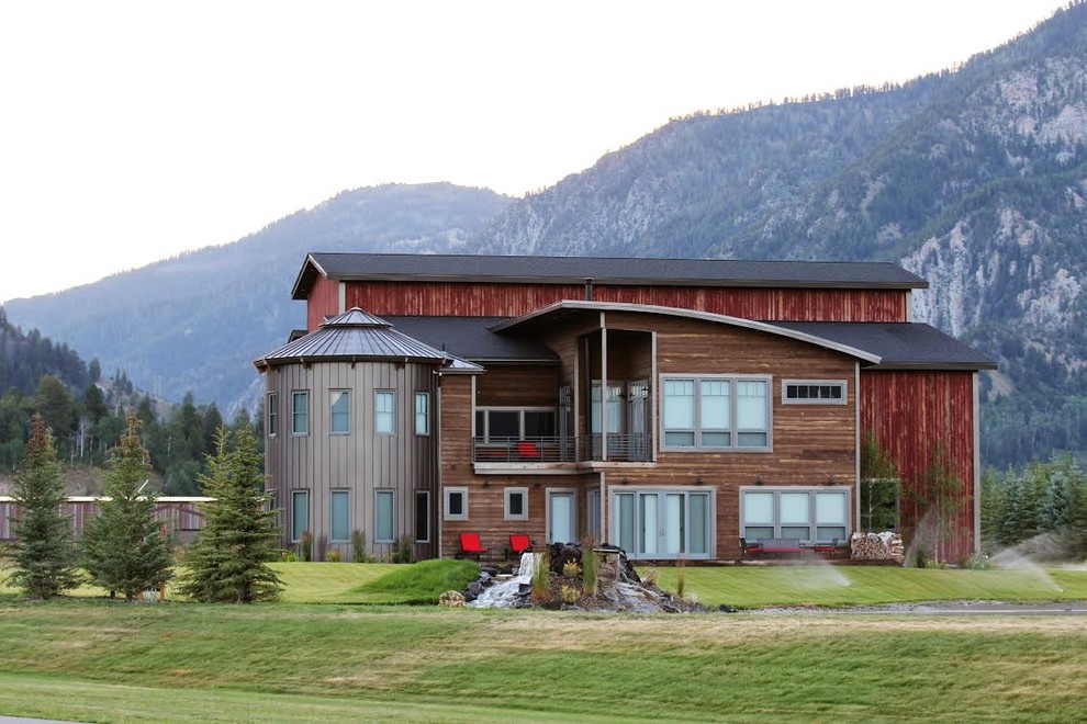 Zweistöckiges Landhausstil Haus mit Mix-Fassade und bunter Fassadenfarbe in Salt Lake City