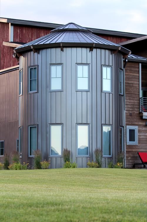 Zweistöckiges Landhaus Haus mit Mix-Fassade und bunter Fassadenfarbe in Salt Lake City