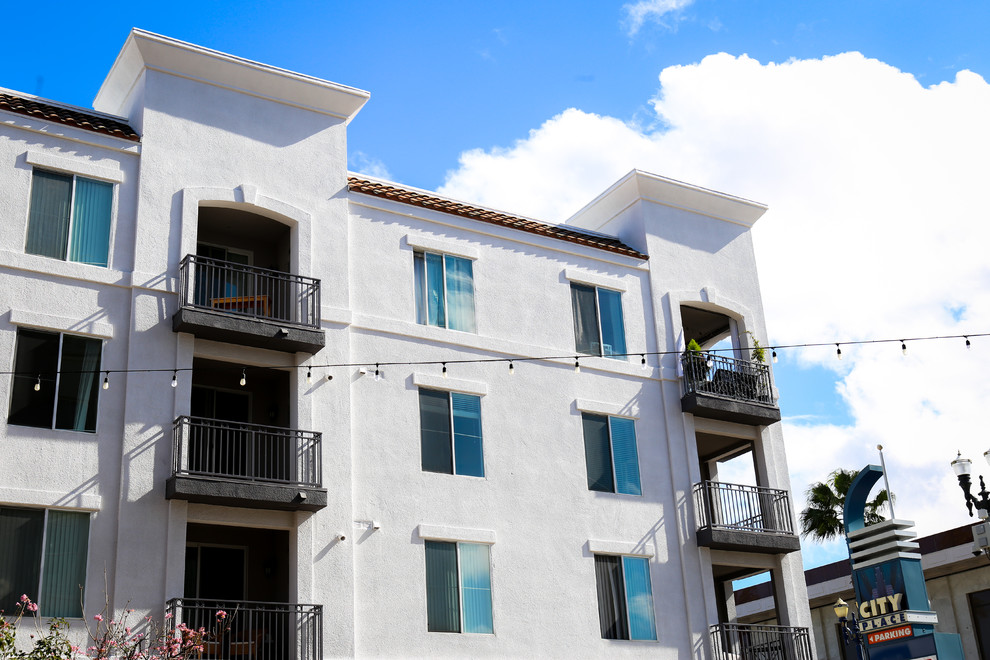 ロサンゼルスにあるお手頃価格のコンテンポラリースタイルのおしゃれな家の外観 (漆喰サイディング、アパート・マンション) の写真
