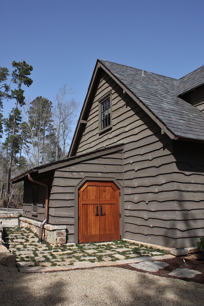 Ispirazione per la facciata di una casa verde rustica a due piani di medie dimensioni con rivestimento in legno e tetto a capanna