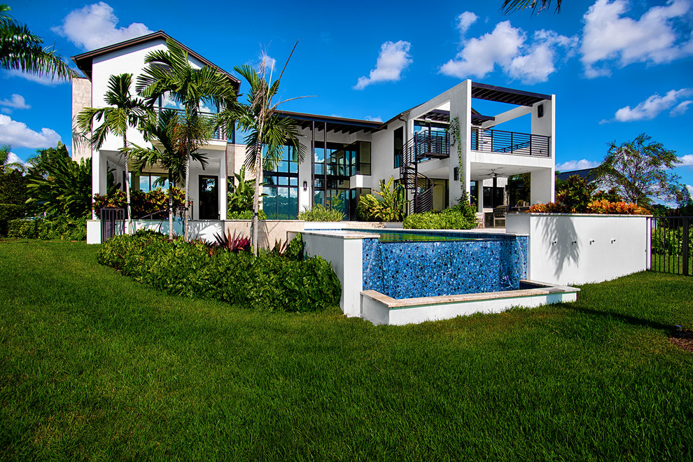 Großes, Zweistöckiges Modernes Haus mit Mix-Fassade, weißer Fassadenfarbe und Satteldach in Miami