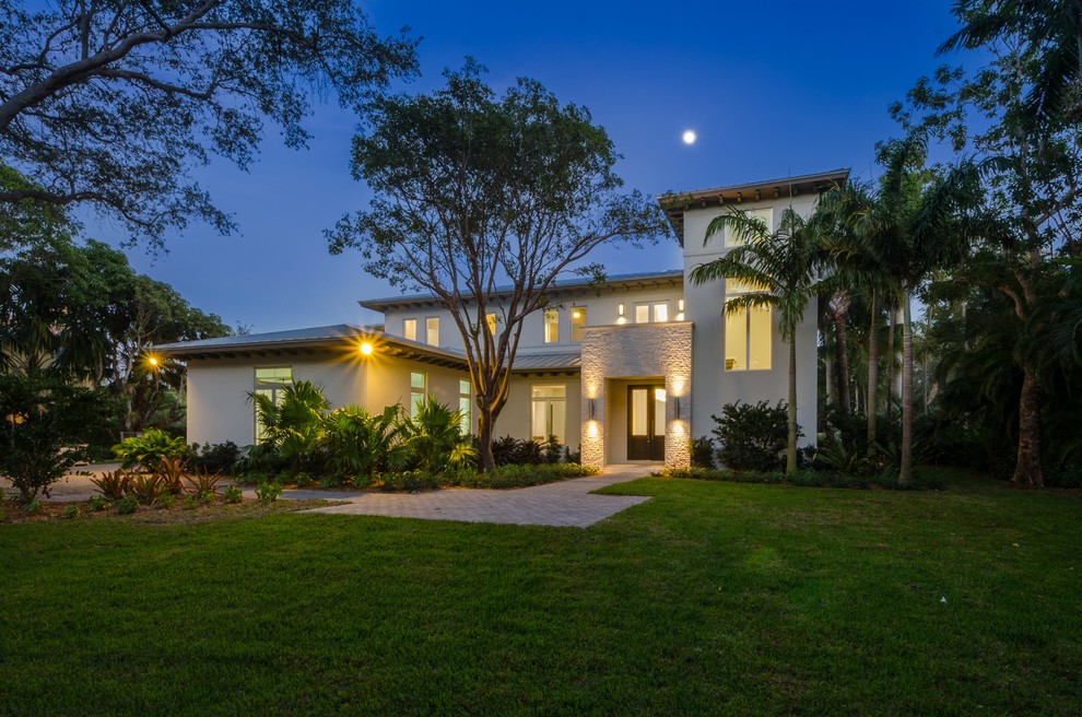 Modernes Haus mit weißer Fassadenfarbe in Miami
