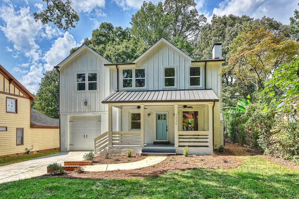Zweistöckiges Country Einfamilienhaus mit weißer Fassadenfarbe, Satteldach und Blechdach in Charlotte