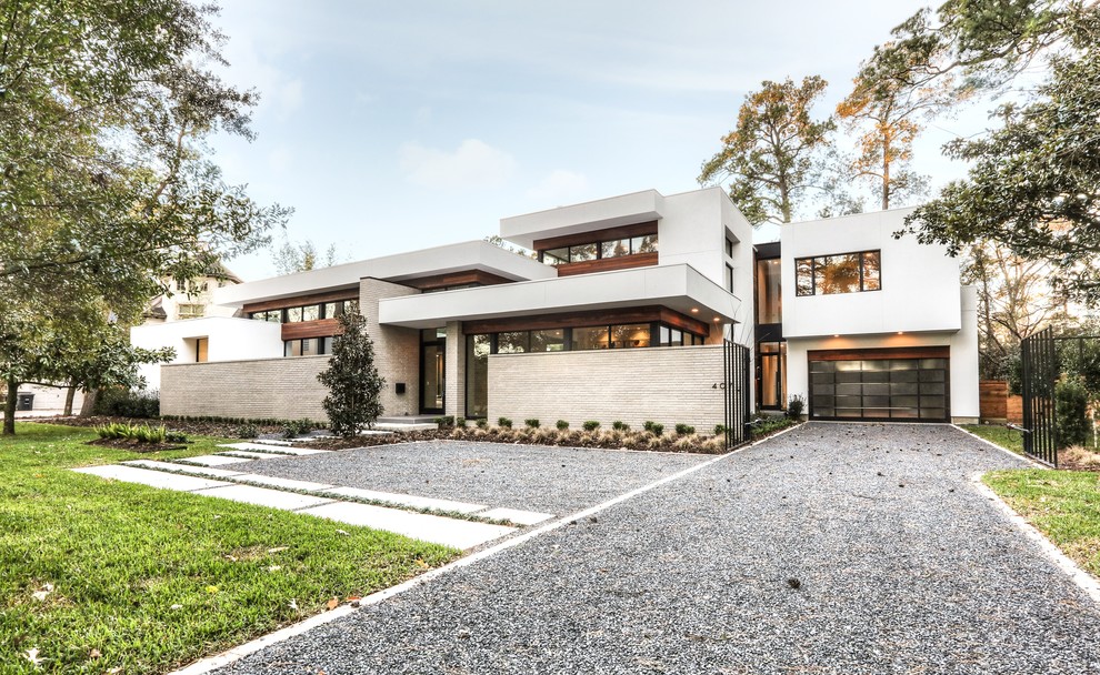 Großes, Zweistöckiges Modernes Haus mit weißer Fassadenfarbe und Flachdach in Houston