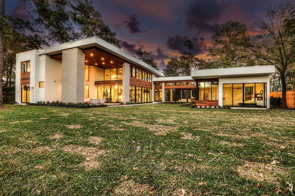 Geräumiges, Zweistöckiges Modernes Haus mit Mix-Fassade, weißer Fassadenfarbe und Flachdach in Houston