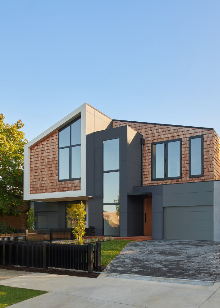 Ejemplo de fachada de casa pareada gris contemporánea de tamaño medio de dos plantas con revestimiento de madera, tejado a dos aguas y tejado de teja de madera