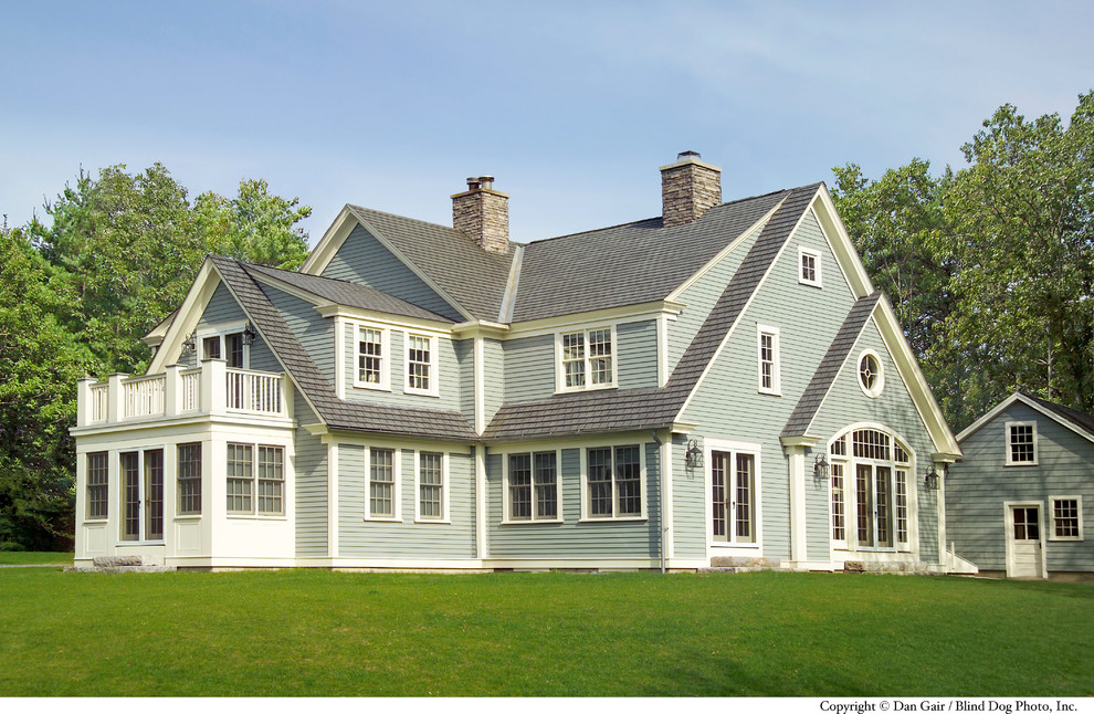 Große, Zweistöckige Klassische Holzfassade Haus mit grüner Fassadenfarbe in Boston