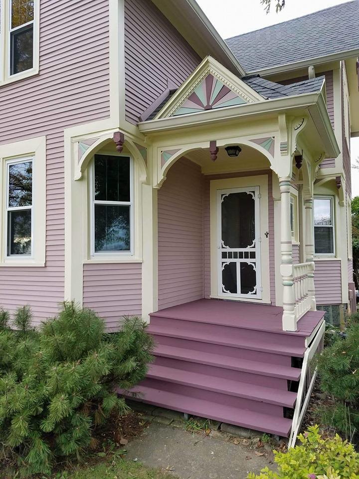 Esempio della facciata di una casa rosa american style