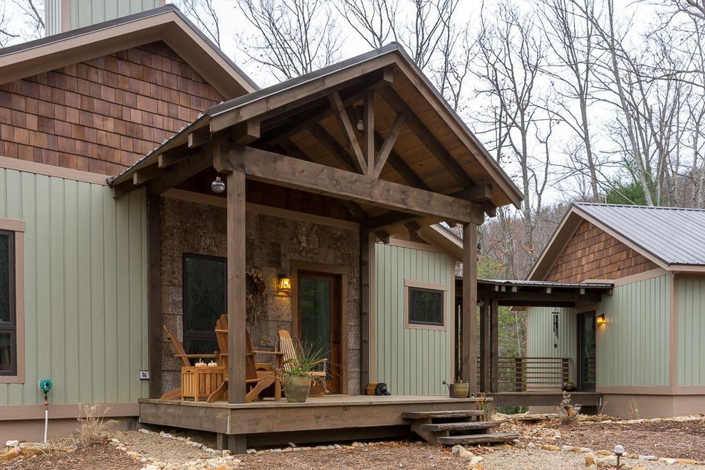 Cette image montre une façade de maison verte craftsman de taille moyenne et de plain-pied avec un revêtement mixte, un toit à deux pans et un toit en métal.