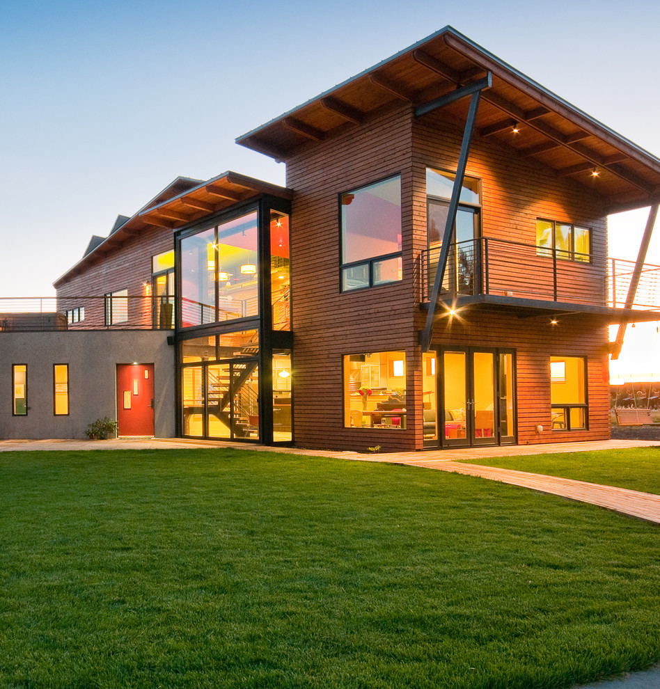 Свежая идея для дизайна: большой, двухэтажный, разноцветный дом в стиле лофт с комбинированной облицовкой, односкатной крышей и металлической крышей - отличное фото интерьера