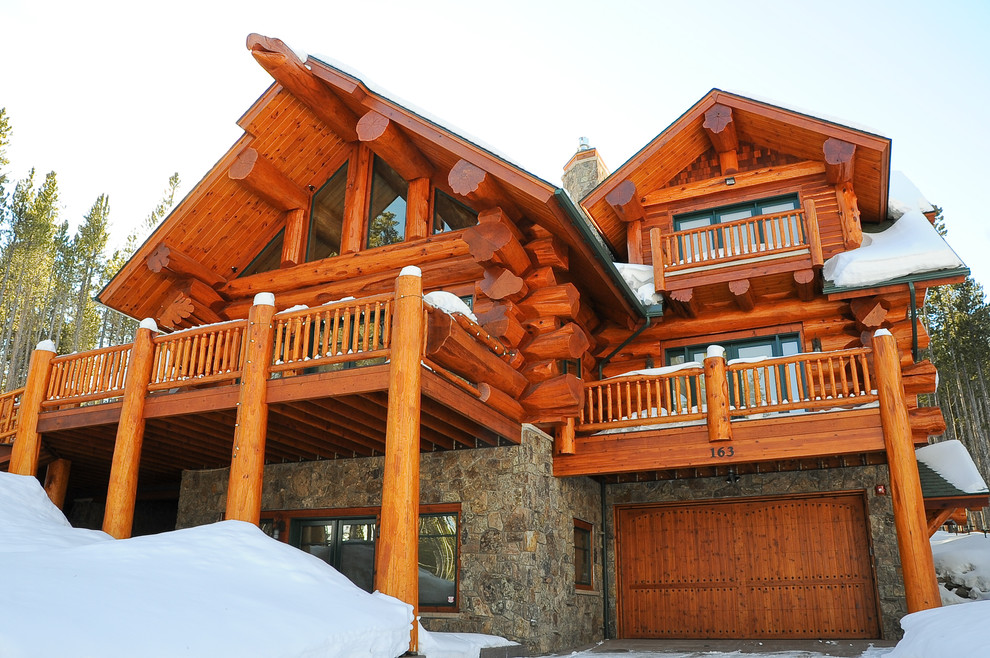 Идея дизайна: деревянный, большой, трехэтажный, коричневый дом из бревен в стиле рустика для охотников