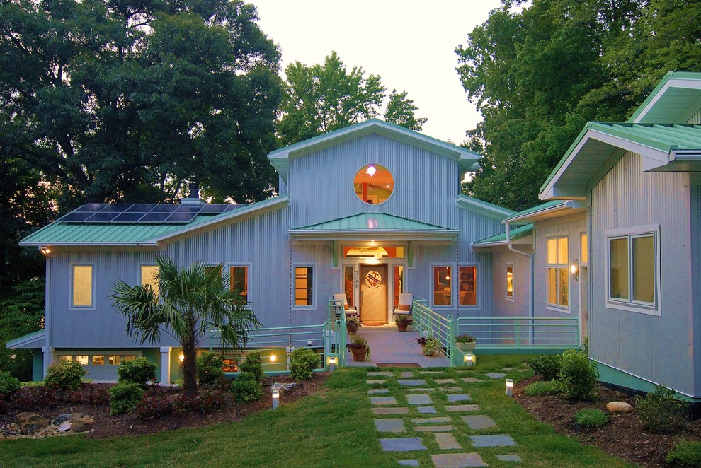 Mittelgroße, Einstöckige Moderne Holzfassade Haus mit weißer Fassadenfarbe und Satteldach in Charlotte