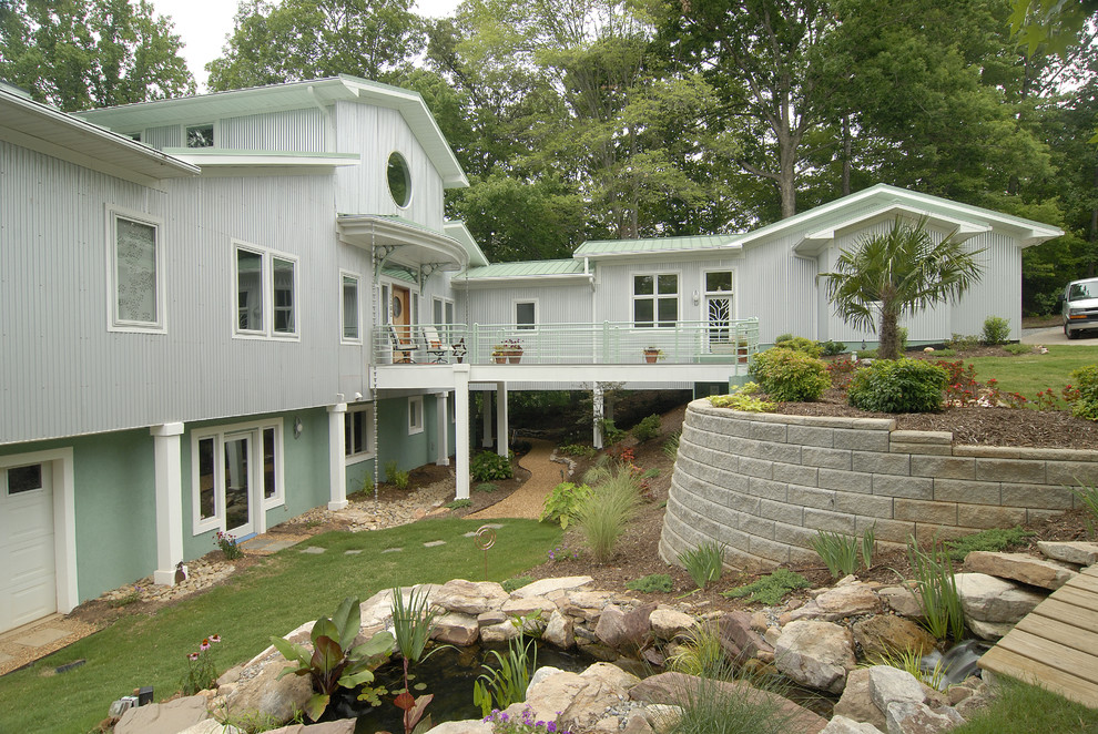Mittelgroße, Einstöckige Moderne Holzfassade Haus mit weißer Fassadenfarbe in Charlotte