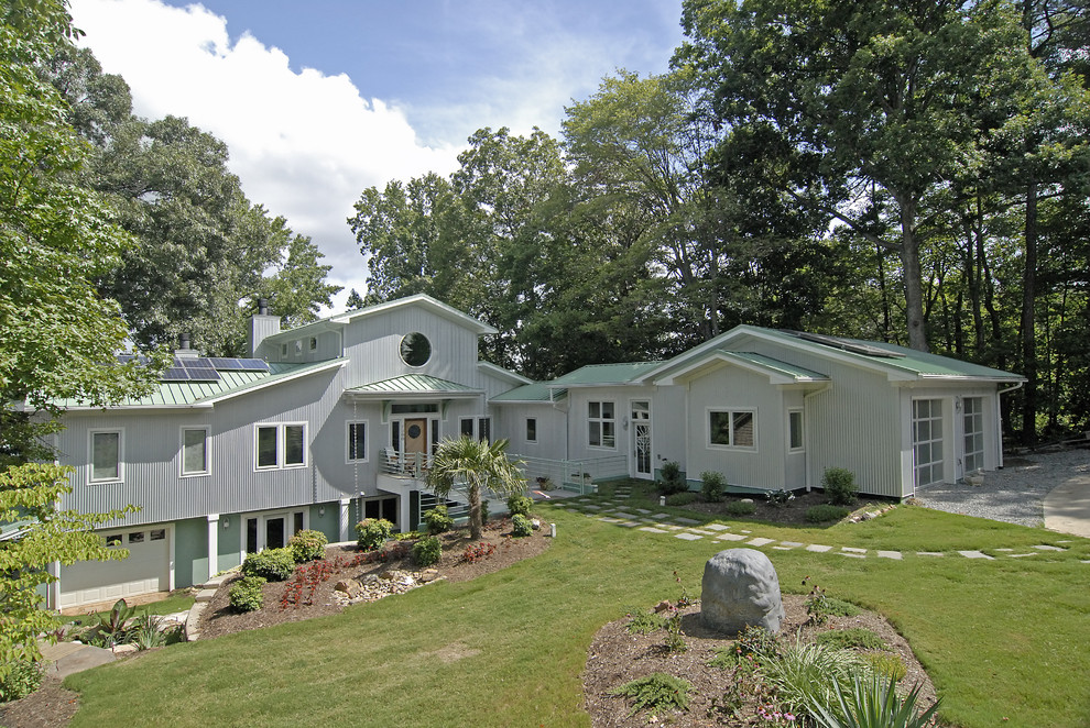 Mittelgroße, Einstöckige Moderne Holzfassade Haus mit weißer Fassadenfarbe in Charlotte