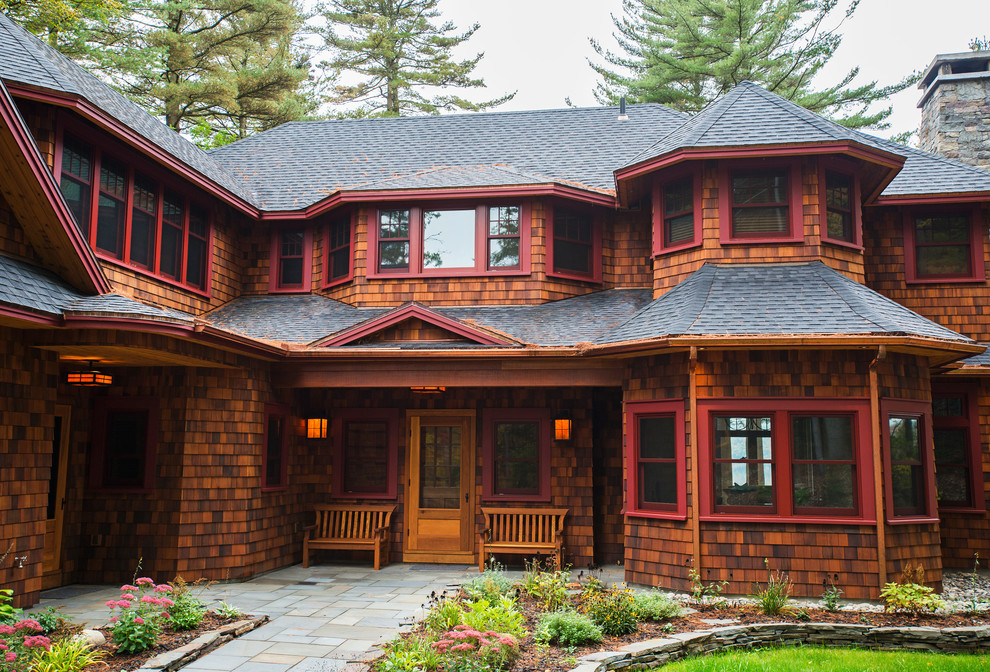 Стильный дизайн: двухэтажный, деревянный, коричневый дом в стиле рустика с вальмовой крышей - последний тренд