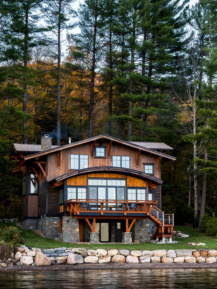 Aménagement d'une grande façade de maison marron montagne en bois à deux étages et plus avec un toit à deux pans et un toit en shingle.