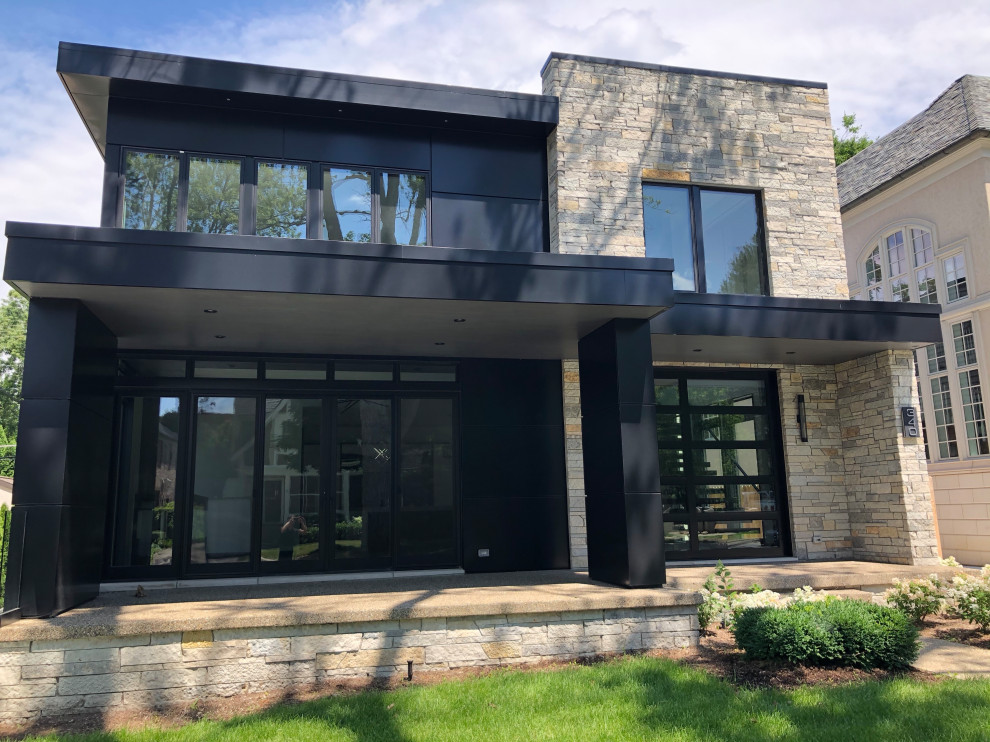 Großes, Zweistöckiges Modernes Einfamilienhaus mit Backsteinfassade, schwarzer Fassadenfarbe und Flachdach in Detroit