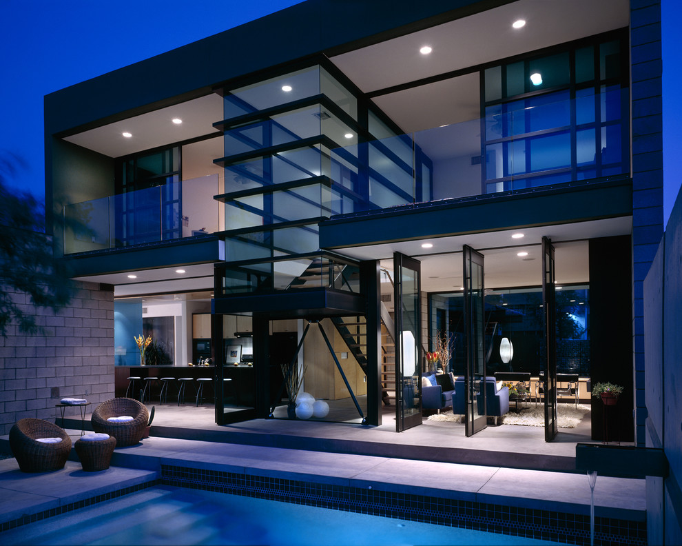 Свежая идея для дизайна: двухэтажный, стеклянный дом в стиле модернизм - отличное фото интерьера