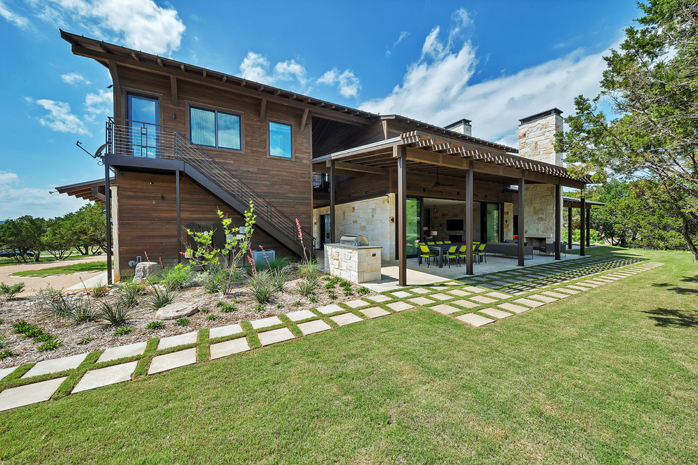 Идея дизайна: двухэтажный, деревянный, коричневый частный загородный дом в современном стиле