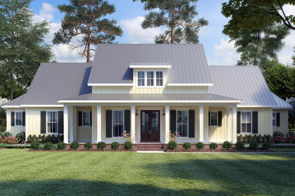 Свежая идея для дизайна: двухэтажный, деревянный, желтый частный загородный дом в стиле кантри с металлической крышей - отличное фото интерьера