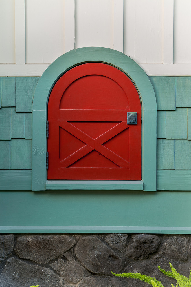 Aménagement d'une façade de maison verte craftsman en panneau de béton fibré de taille moyenne et de plain-pied avec un toit à quatre pans, un toit en shingle et boîte aux lettres.