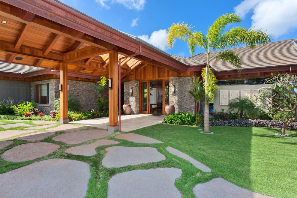 Geräumiges, Einstöckiges Einfamilienhaus mit grauer Fassadenfarbe, Betonfassade, Halbwalmdach und Schindeldach in Hawaii
