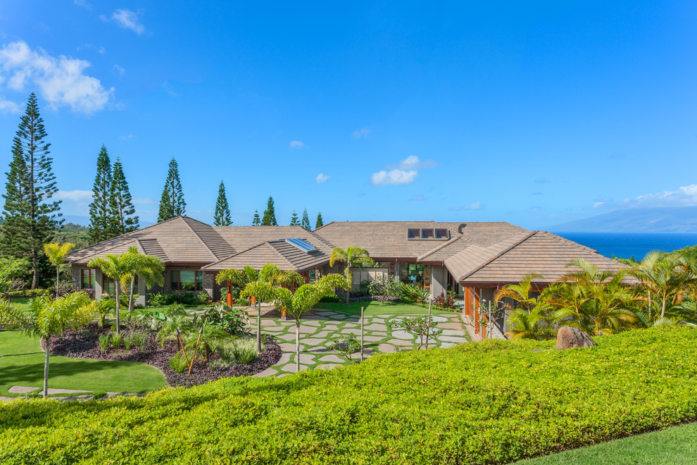 Geräumiges, Einstöckiges Einfamilienhaus mit Betonfassade, grauer Fassadenfarbe und Schindeldach in Hawaii
