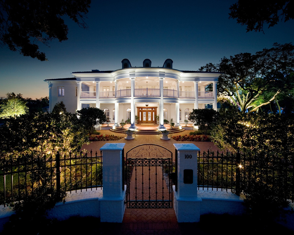 Zweistöckiges Klassisches Haus mit weißer Fassadenfarbe in Tampa