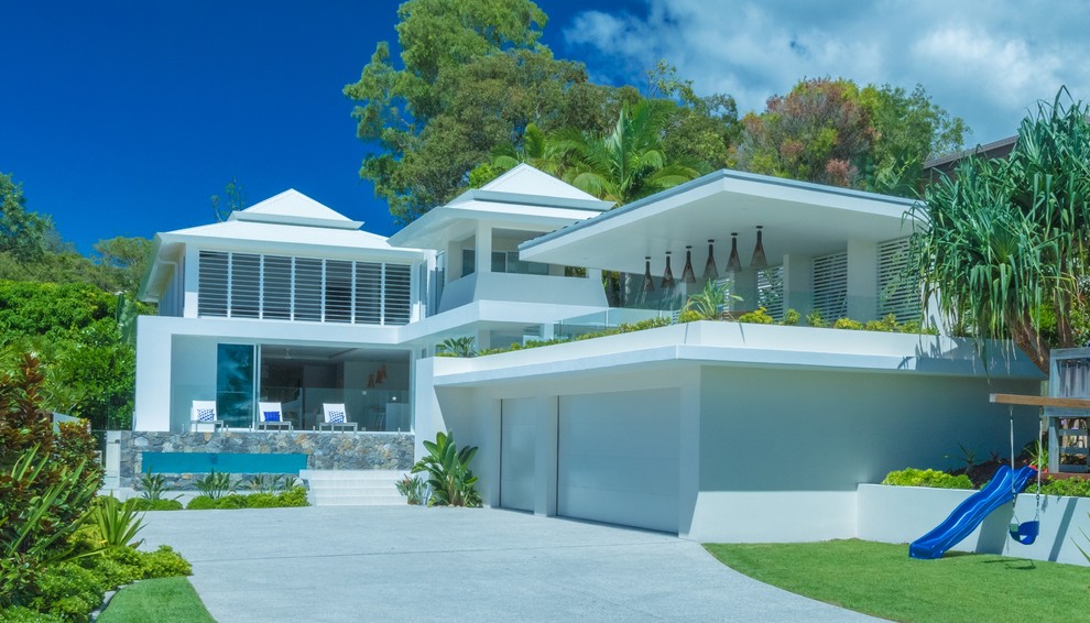 Свежая идея для дизайна: двухэтажный, белый дом в морском стиле - отличное фото интерьера