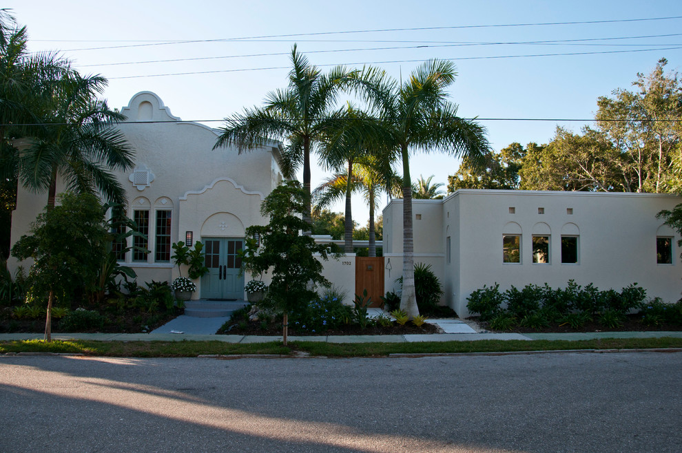 Trendy exterior home photo in Tampa