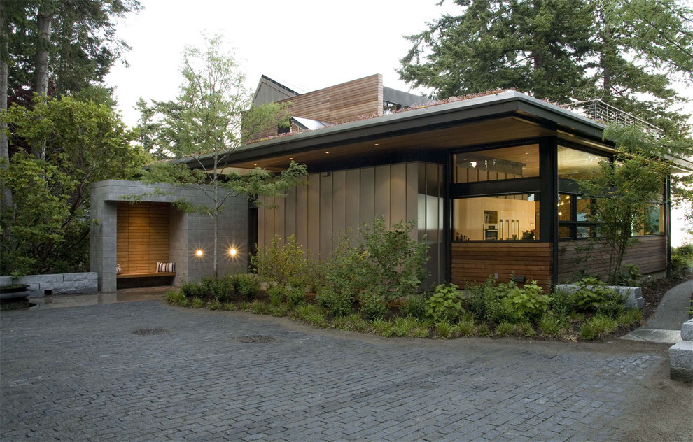 Cette image montre une façade de maison marron design en bois de taille moyenne et à un étage.