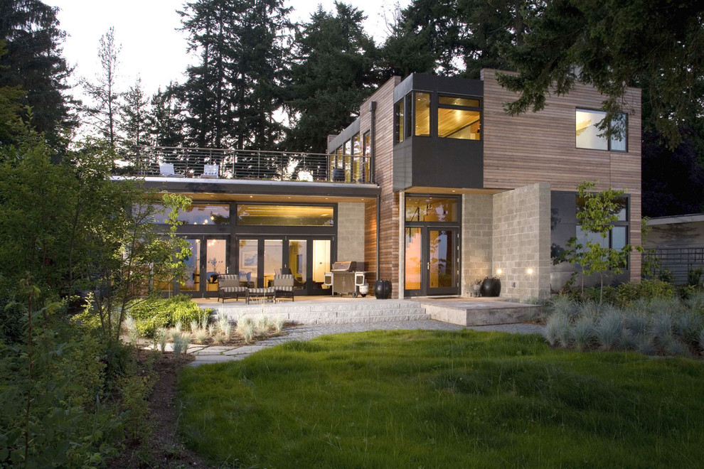 Свежая идея для дизайна: деревянный, двухэтажный, бежевый частный загородный дом среднего размера в современном стиле - отличное фото интерьера