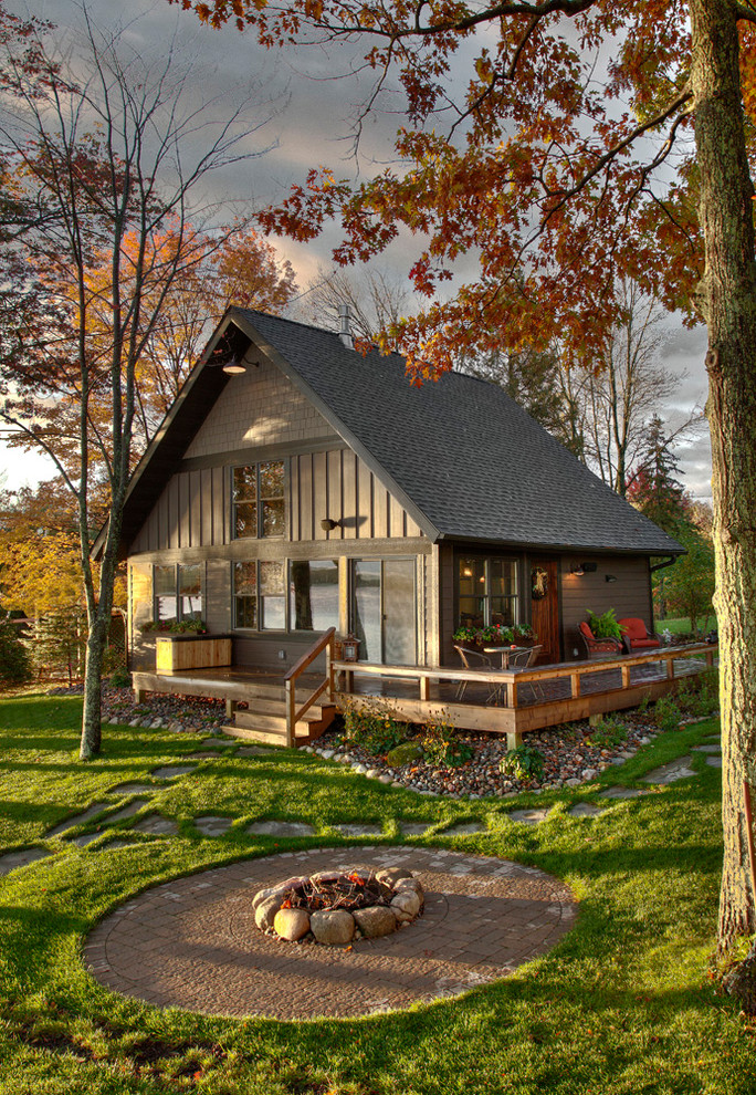 Diseño de fachada de casa marrón rústica con revestimiento de madera, tejado a dos aguas y tejado de teja de madera