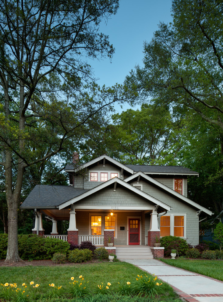 На фото: двухэтажный, деревянный, серый дом в стиле кантри