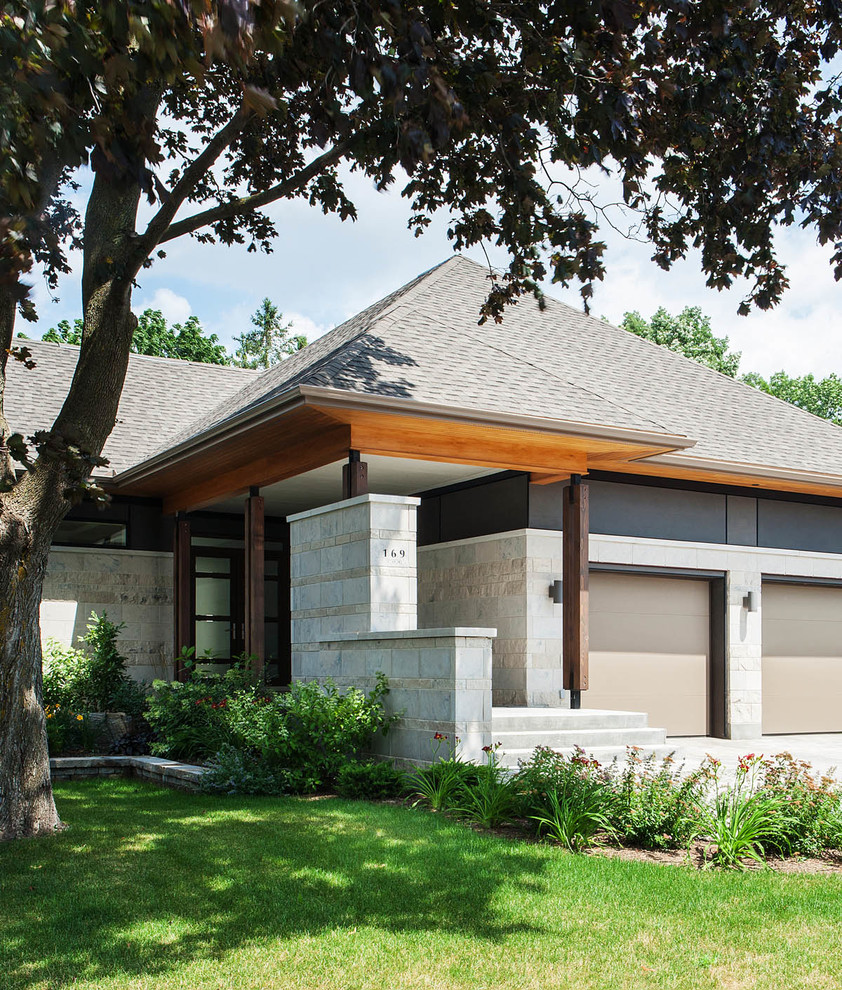 Exemple d'une façade de maison tendance de plain-pied avec un revêtement mixte et un toit à quatre pans.