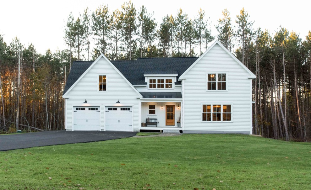 Mittelgroßes, Zweistöckiges Country Einfamilienhaus mit Vinylfassade, weißer Fassadenfarbe, Satteldach und Misch-Dachdeckung in Portland Maine