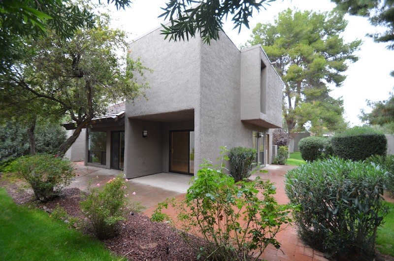 Mittelgroßes, Zweistöckiges Retro Haus mit Putzfassade, beiger Fassadenfarbe und Flachdach in Phoenix