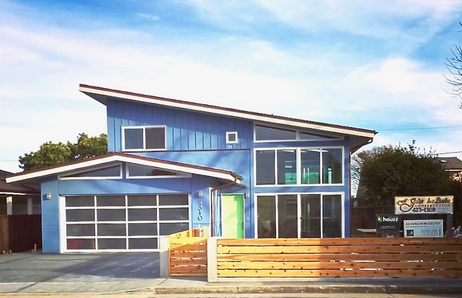 Mittelgroßes, Zweistöckiges Mid-Century Haus mit Putzfassade, blauer Fassadenfarbe und Pultdach in San Francisco