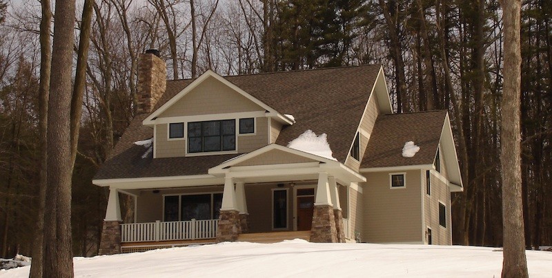 Идея дизайна: двухэтажный, коричневый дом среднего размера в стиле кантри с облицовкой из винила